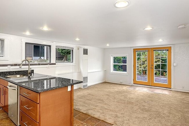 Photo - 639 W Emerson St