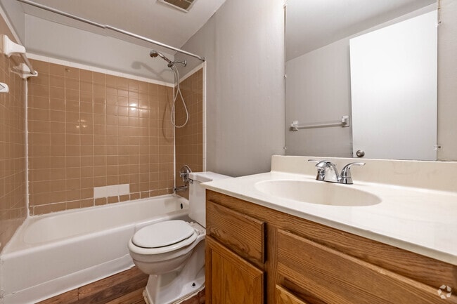 2BR, 2BA - 800SF - Primary Bathroom