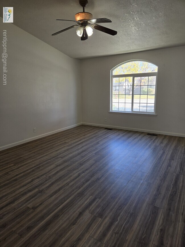 Photo - 1671 Klemmer Ave N