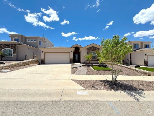 Building Photo - West El Paso 4 bed refrig A/C Home in Ench...