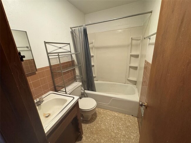 Photo - 1303 Meadow Ln