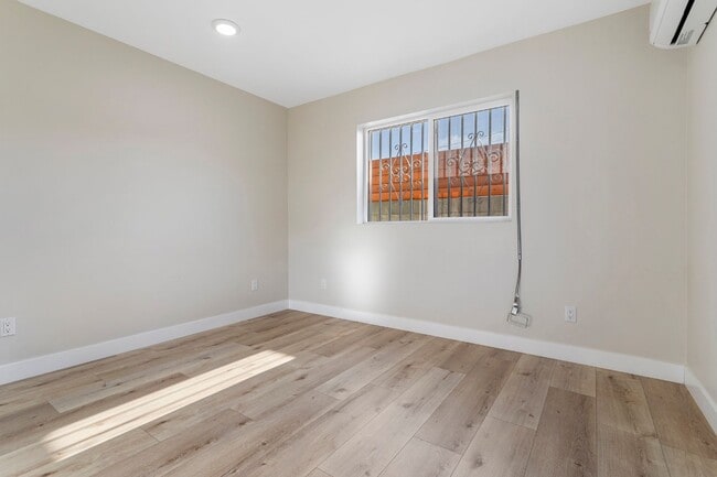 Photo - 1173 W 29th St