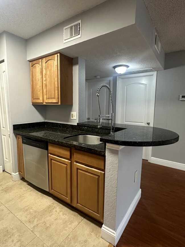 Building Photo - 2810 N Oakland Forest Dr