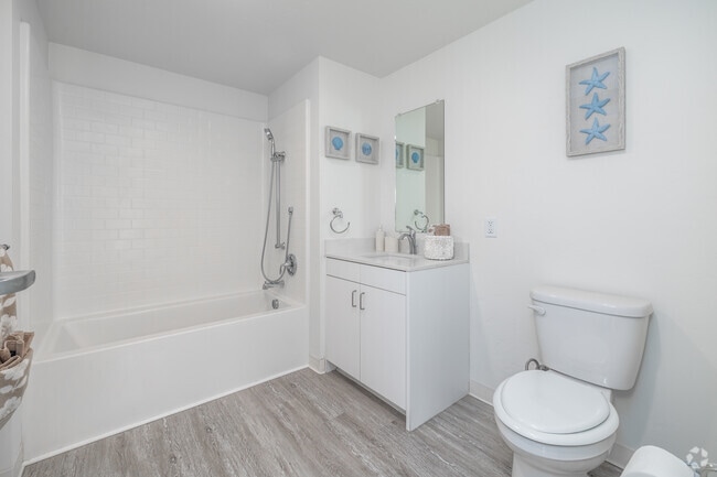 3BR, 2BA - 886SF - Bathroom
