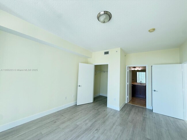 Photo - 79 SW 12th St Unidad 2404-S