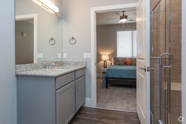 2BR, 2BA - 951 SF