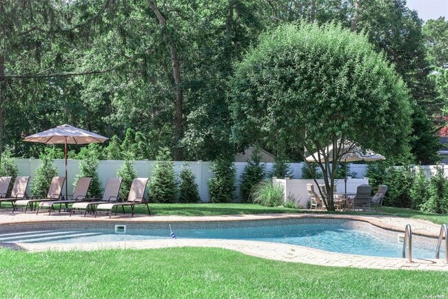Photo - 4 Landing Ln