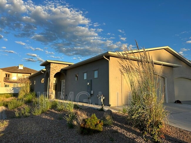 Building Photo - 581 W Indian Creek Dr Rental