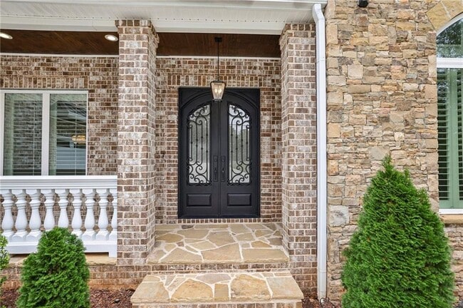 Photo - 3750 Robinson Rd NE