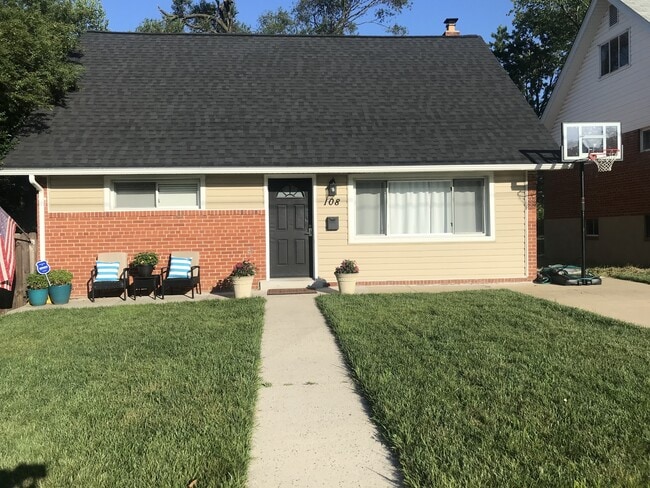 Building Photo - 108 N Gladden St