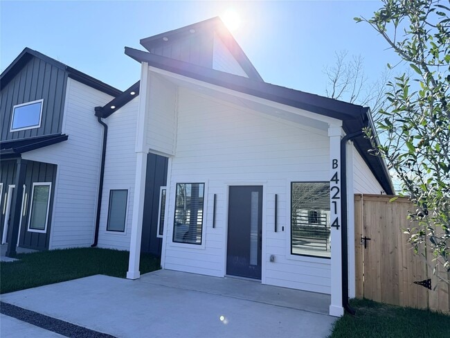 Photo - 4214 Clover St