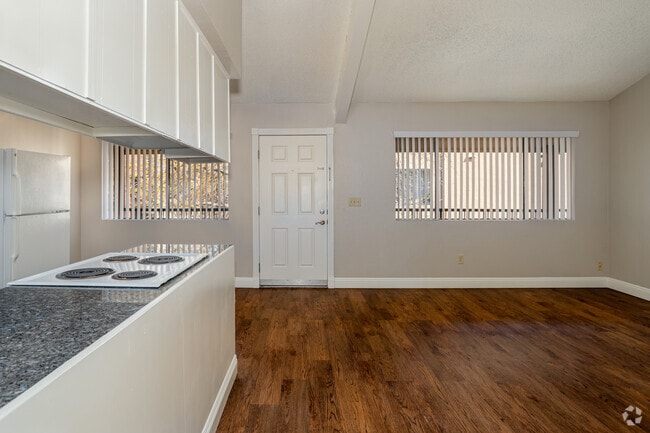 2BR, 2BA - 950SF - College Grove Apartments