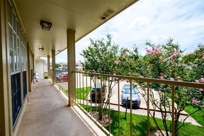 Building Photo - 11503 Meadow Ln Unit D