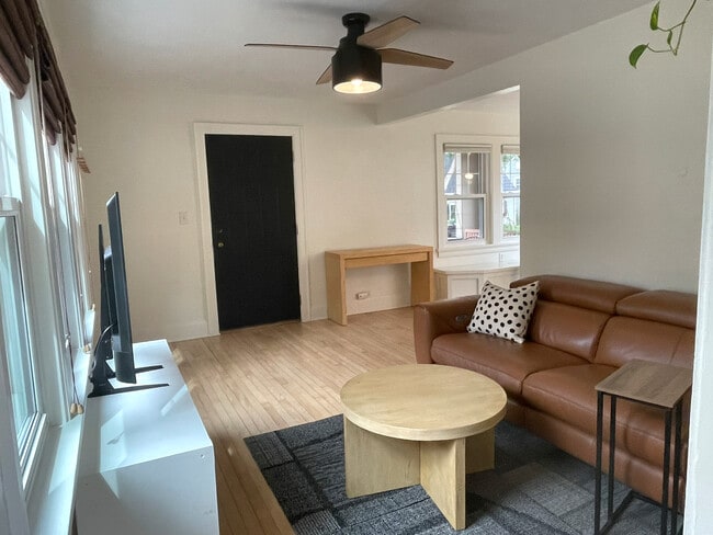 Amplio diseño abierto con muchas ventanas y ventilador de techo. - 3209 Atwood Ave