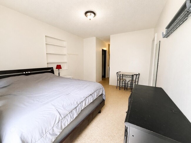 Building Photo - 1822 Cleveland St Unit 1rear