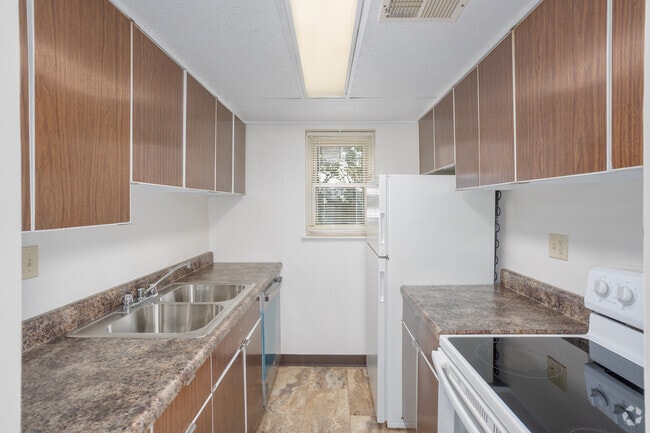2BR, 1BA - 750SF - Kitchen - Cordova Apartments