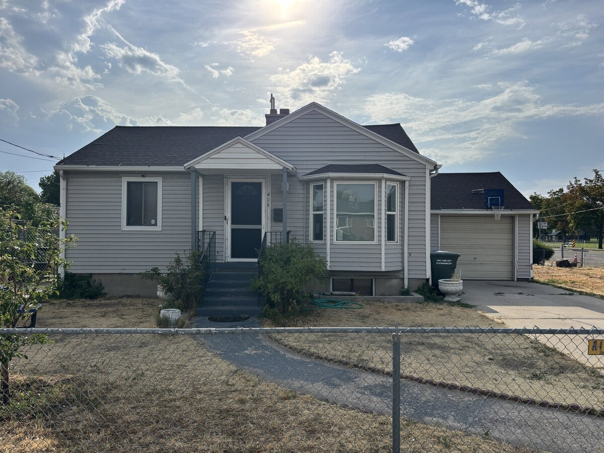 Photo - 406 Navajo St
