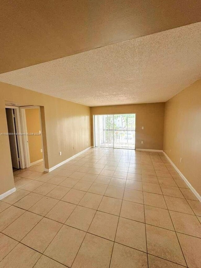Building Photo - 711 N Pine Island Rd Unit 213
