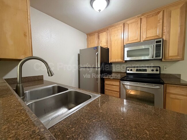 Building Photo - 1045 Peach Ave Unit 5