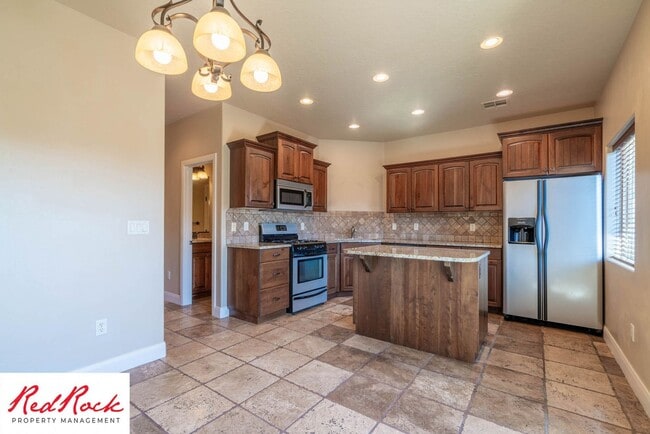 Building Photo - 3 Bedroom Townhome In Southgate Community