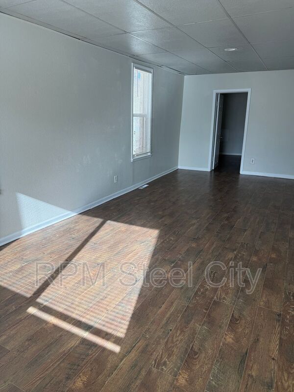 Photo - 927 E 1st St