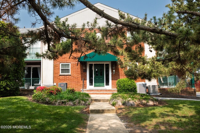 Building Photo - 65 Cedar Ave Unit D15