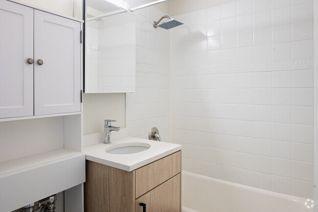 1BR, 1BA - 714SF - Bathroom - The Archer