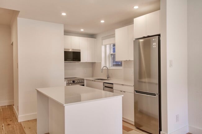 Photo - 4930 Chem. Queen Mary Unité 2