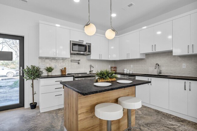 Photo - Modern + Classic Feel in the Heart of Downtown Chattanooga | 4 beds, 2.5 baths!