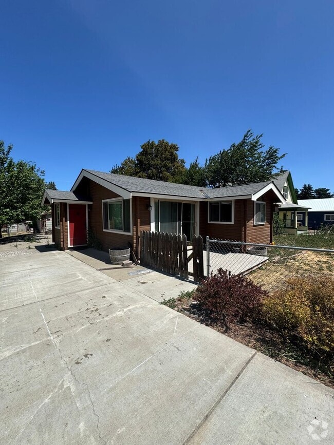 Building Photo - Rustic Charm Meets Modern Comfort! Rental