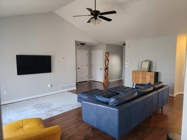 Photo - 230 Settlers Pass