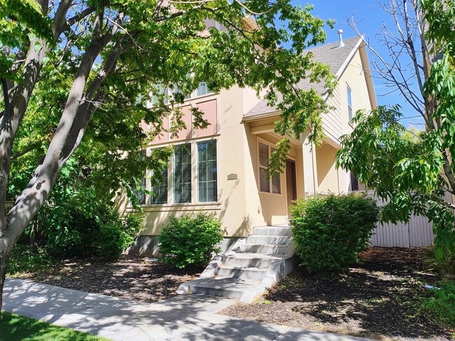 Building Photo - Beautiful 3 Bed 2.5 Bath - 2 Story Home in...