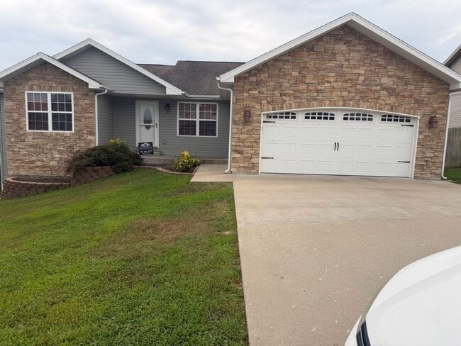 Building Photo - Beautiful fenced home