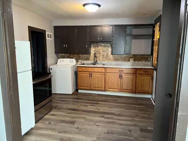 Building Photo - 1527 Wood St Rental
