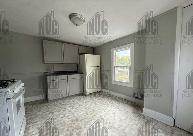 Photo - 148 1/2-148 1/2 E Allen St