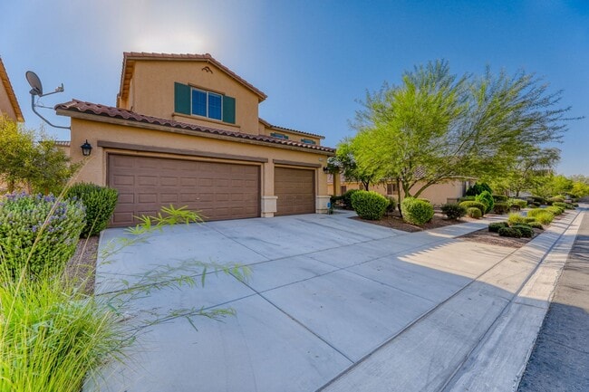 Photo - 4 Bed / 3 Bath Home with Loft, Downstairs Bedroom & 3 Car Garage – Sunrise Highlands