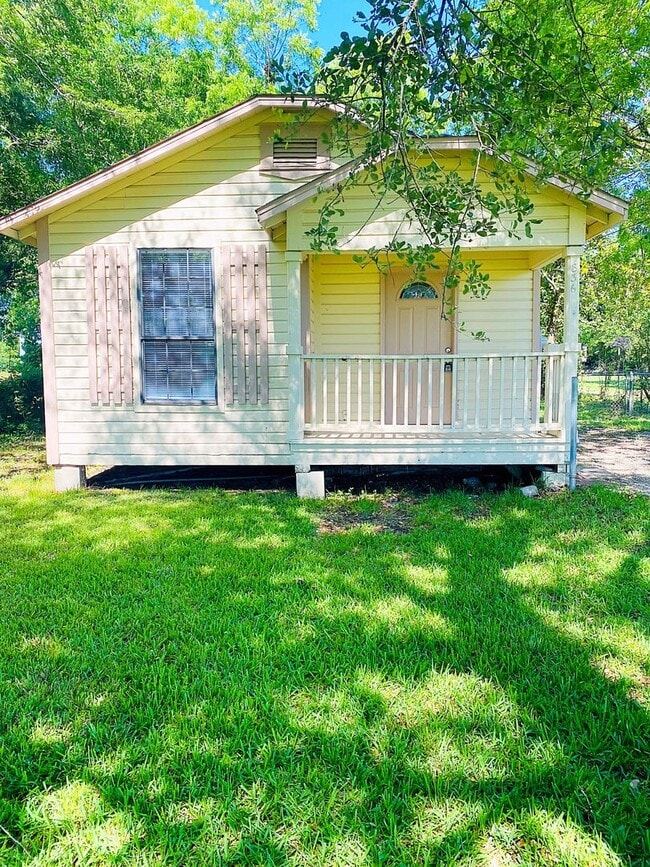 Building Photo - 836 N Meeker Rd Rental