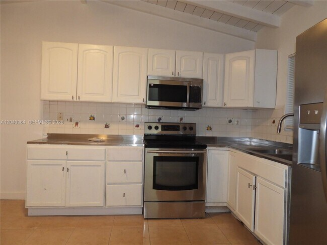 Building Photo - 1572 NE 149th St Unit A