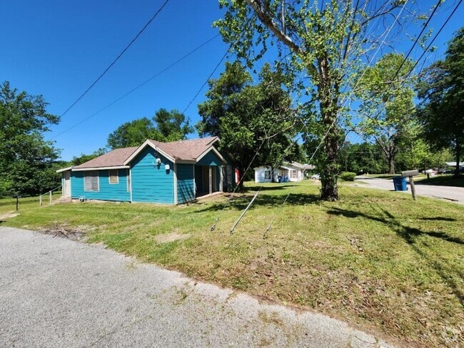 Building Photo - 901 N Hamlett St Rental