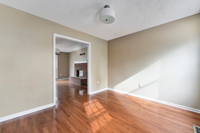 Photo - 127 Suffolk Dr