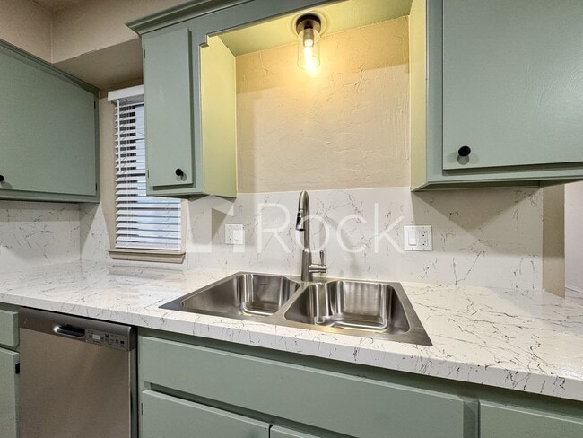 Photo - 7024 Woodlake Dr Unit 7024 Woodlake Dr