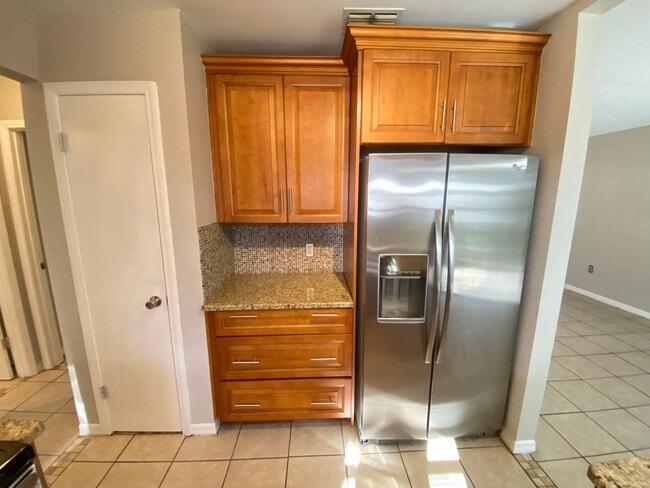 Photo - 2/2 home with garage - tile on inside with screened rear porch!
