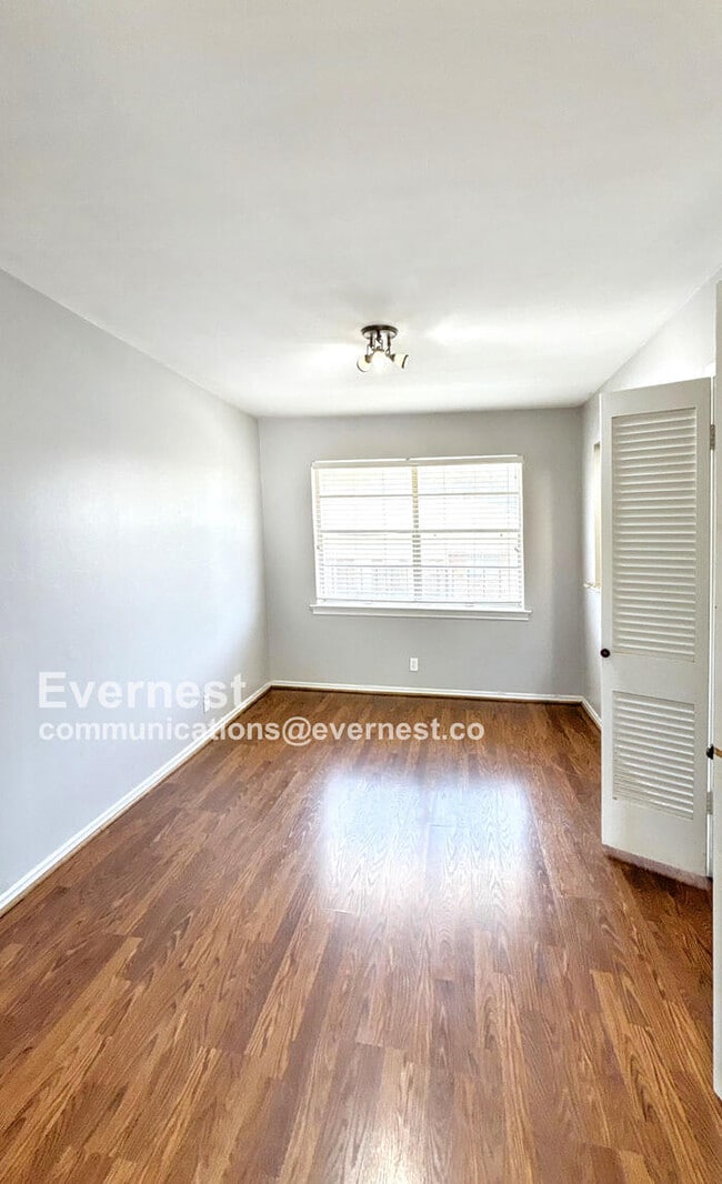 Photo - Lovely 2 beds, 2 bath Condo with Modern Am... Unit Apartment D