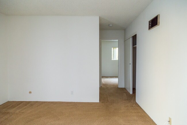 2 BD- Living Room with Hallway - 5720 Gaines St Unit 26
