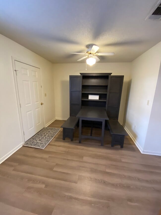 Comedor y mucho espacio de almacenamiento. - 102 Michael Dr Unidad 102 Michael Drive