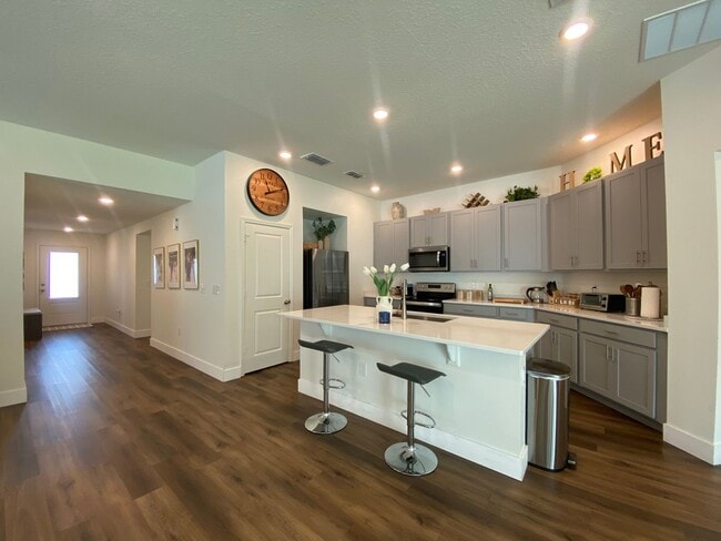 Building Photo - *1000 OFF 1ST MONTH FREE* Spacious 4 Bed, ... Rental