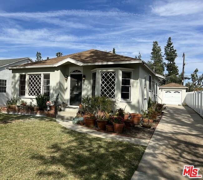 5048 Enfield Ave