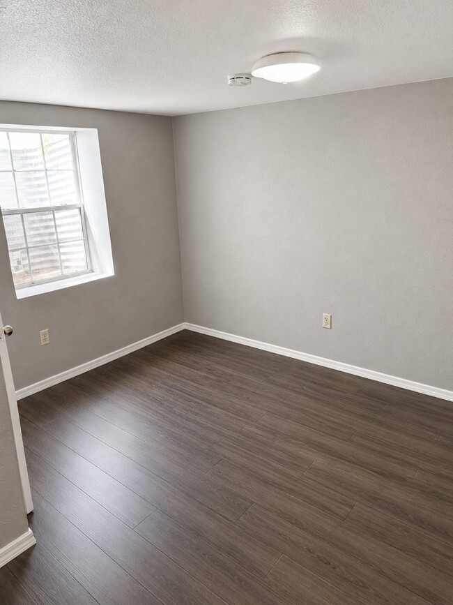 Photo - 302 Meadow Ln