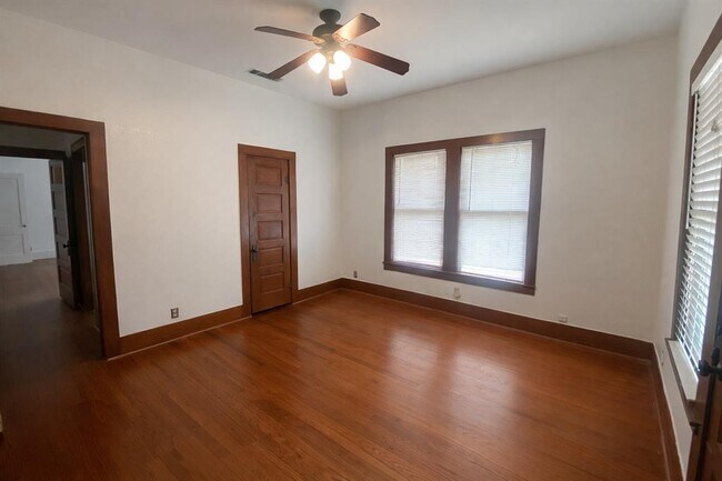 Photo - 4213 Avenue C