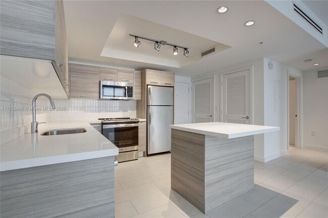 Building Photo - 1756 N Bayshore Dr Rental